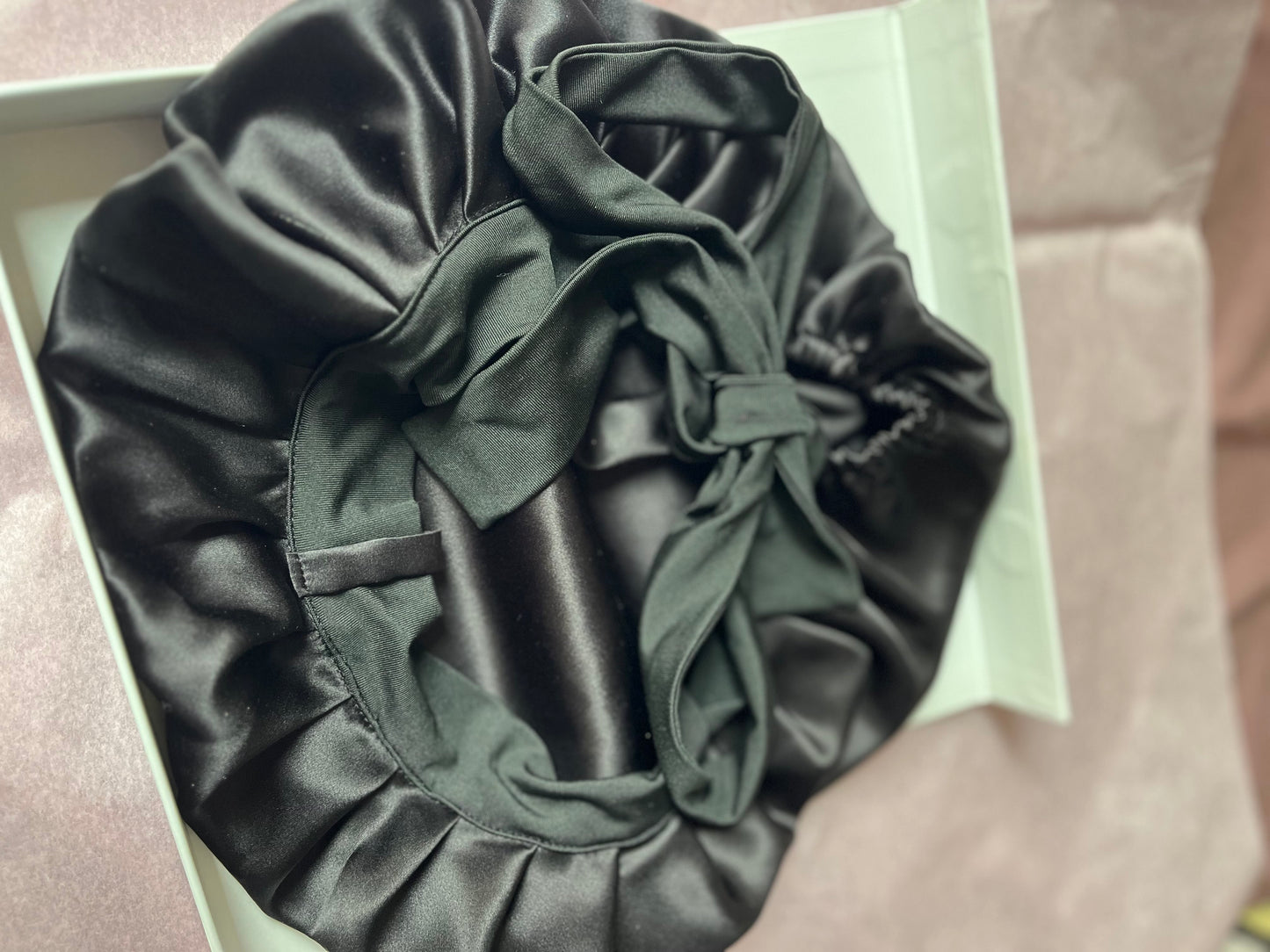 Bonnet en satin de soie
