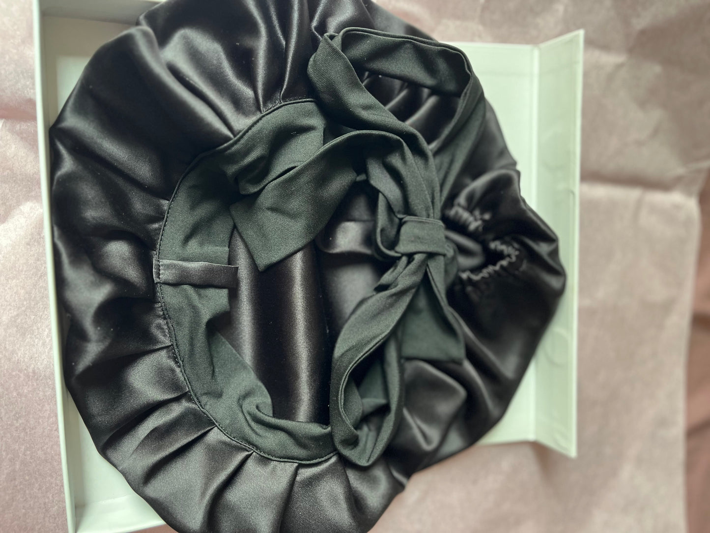 Bonnet en satin de soie