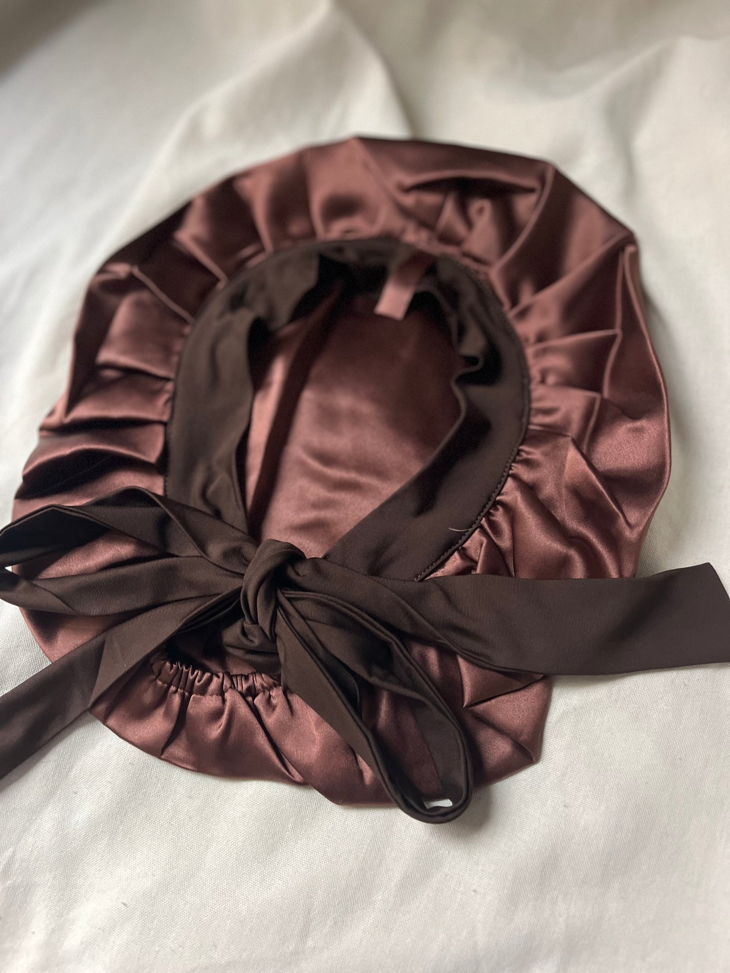 Bonnet en satin de soie chocolat