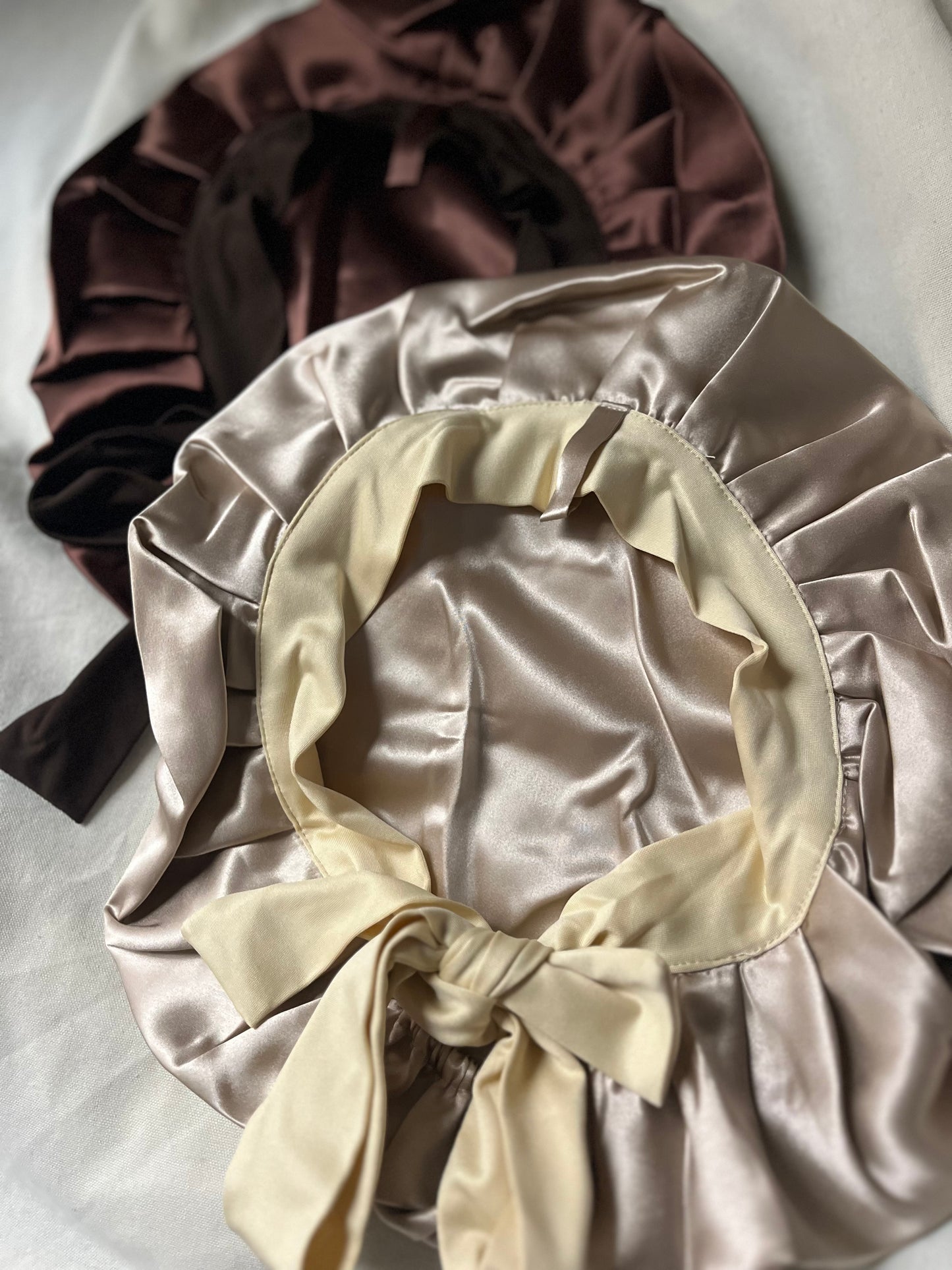 Bonnet en satin de soie caramel