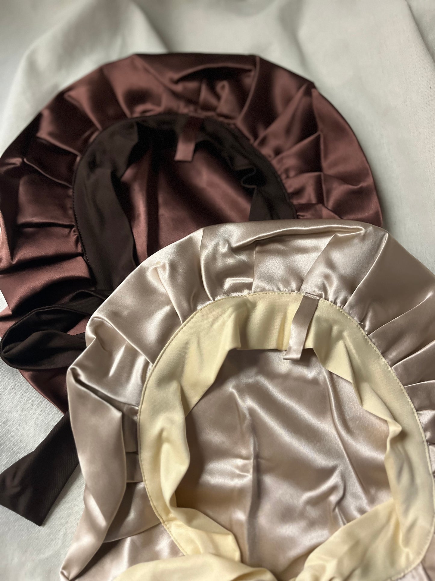 Bonnet en satin de soie caramel