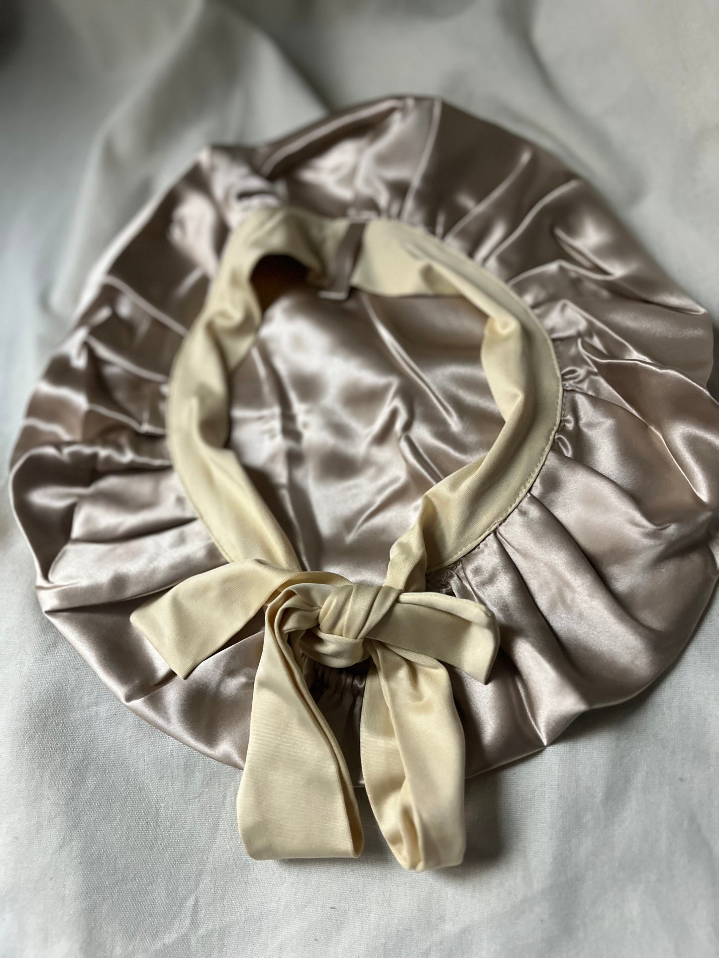 Bonnet en satin de soie caramel