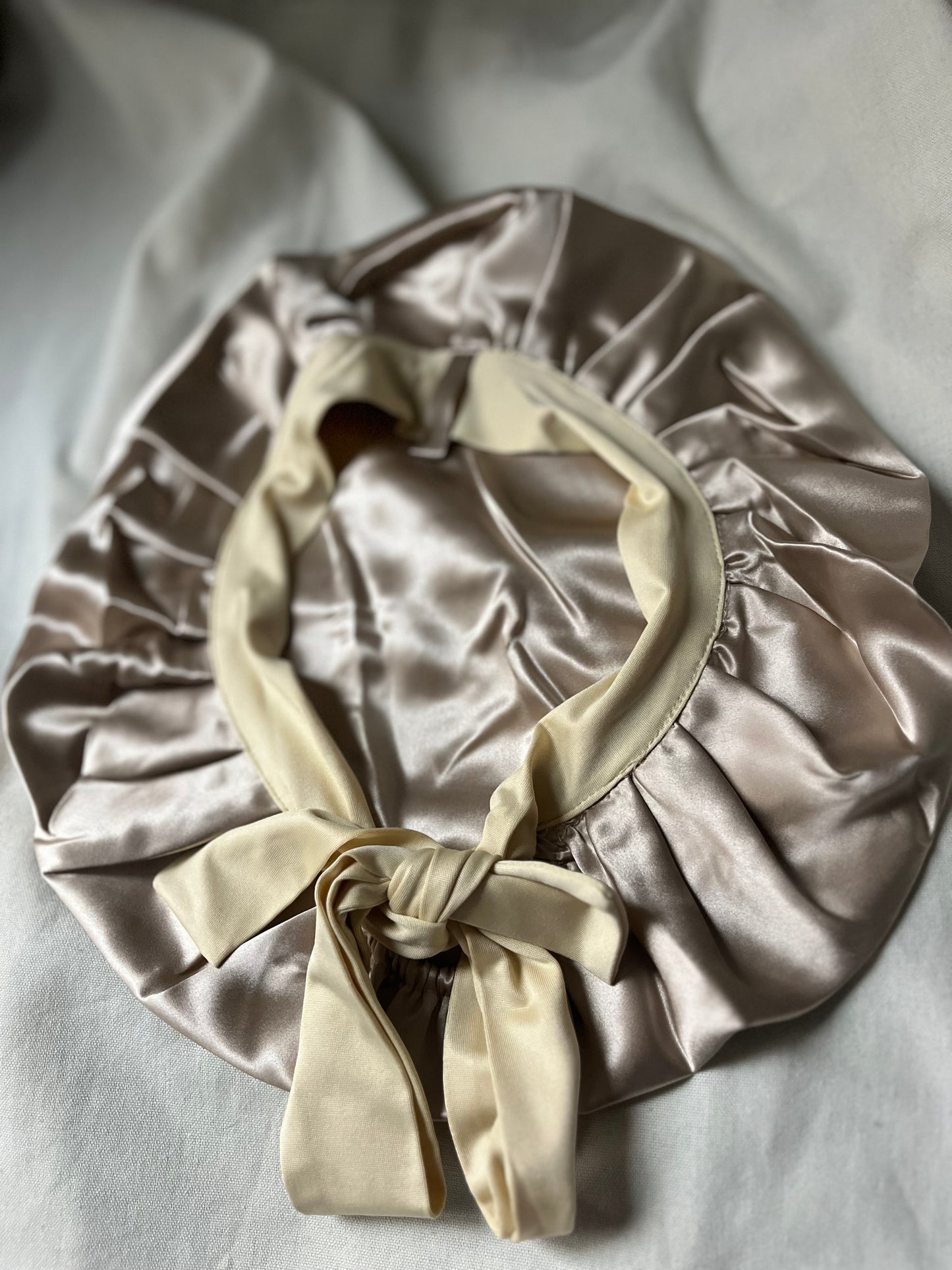 Bonnet en satin de soie caramel