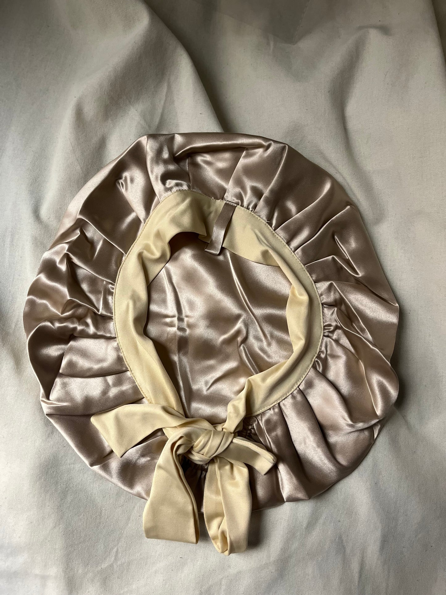 Bonnet en satin de soie caramel