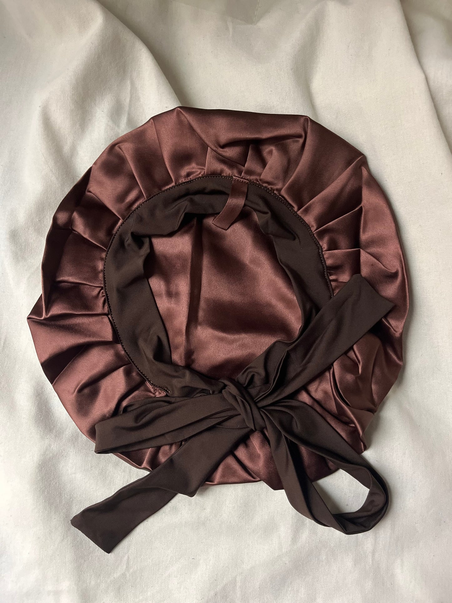 Bonnet en satin de soie chocolat