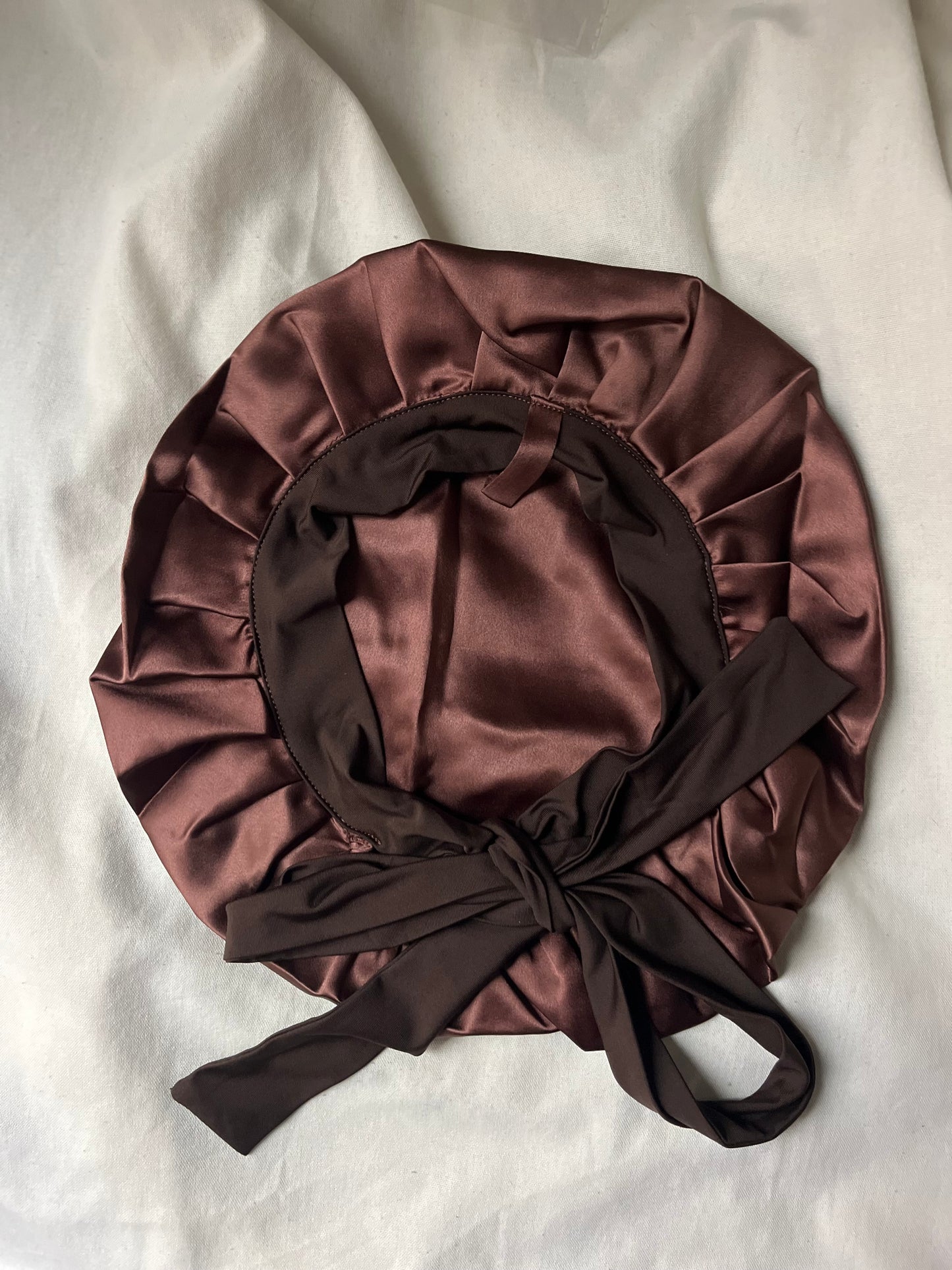 Bonnet en satin de soie chocolat