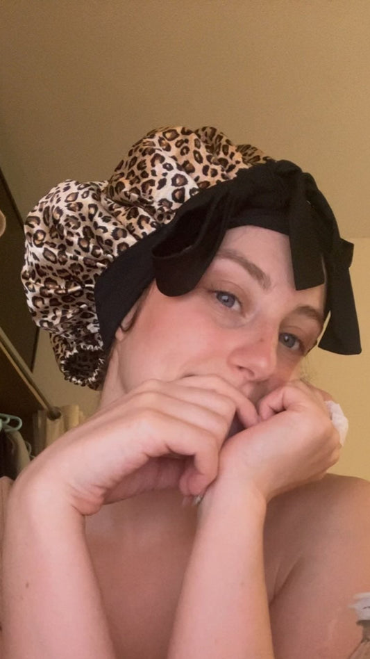 Bonnet en soie léopard