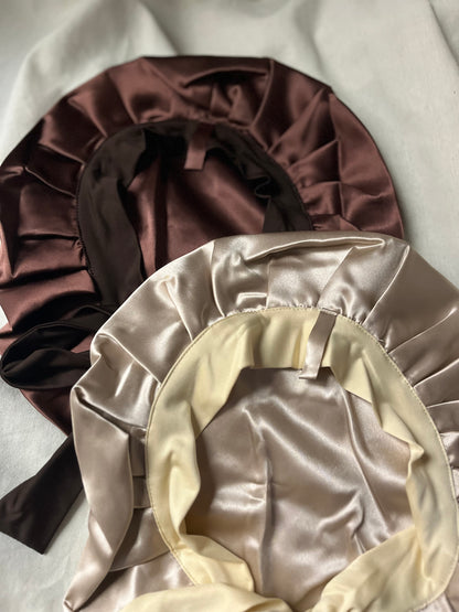 Bonnet en satin de soie caramel