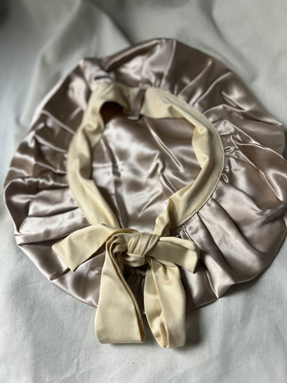 Bonnet en satin de soie caramel