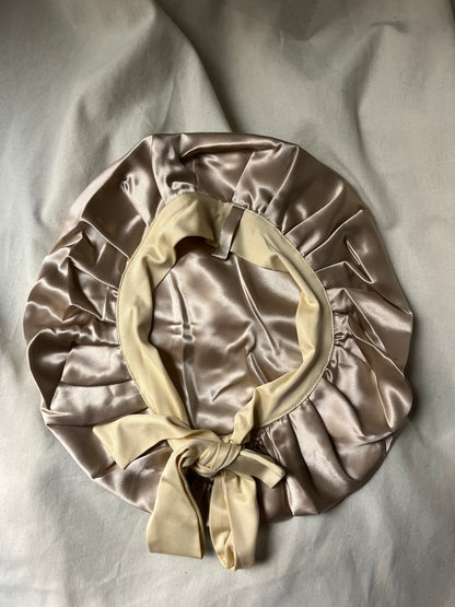 Bonnet en satin de soie caramel