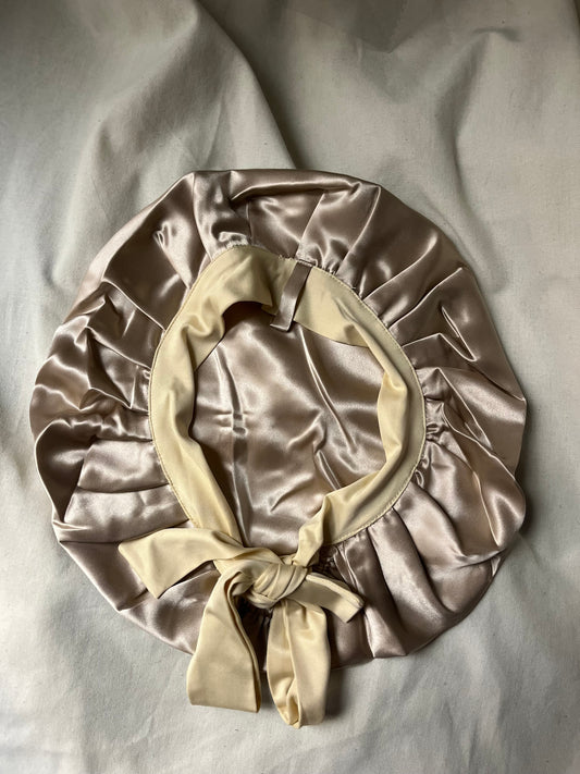 Bonnet en satin de soie caramel